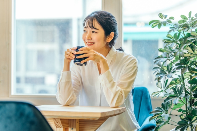 カフェで過ごす女性