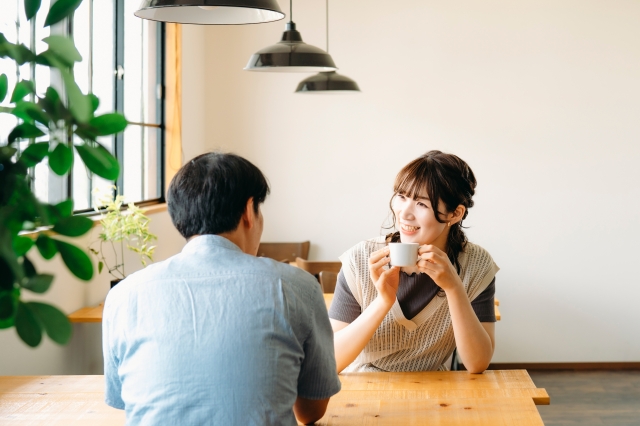 会話をする男女