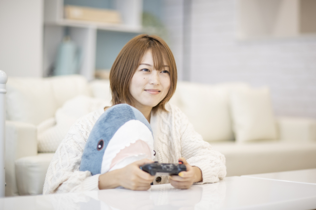 ゲームをする女性