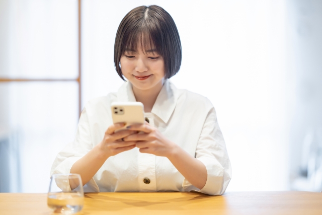 スマホを触る女性